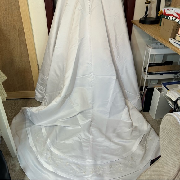 David’s Bridal Satin Wedding Dress A-line Plus Size Beading Cap Sleeve Train 18W - Picture 8 of 15